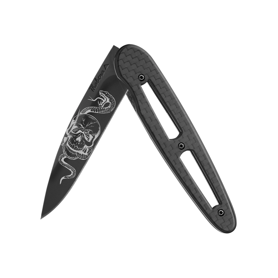 Couteau acier finition titane noir plaquette ajourée carbone motif «tête de mort serpent»