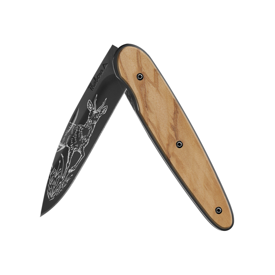 Couteau acier finition titane noir plaquette pleine bois clair motif «chevreuil brocard»