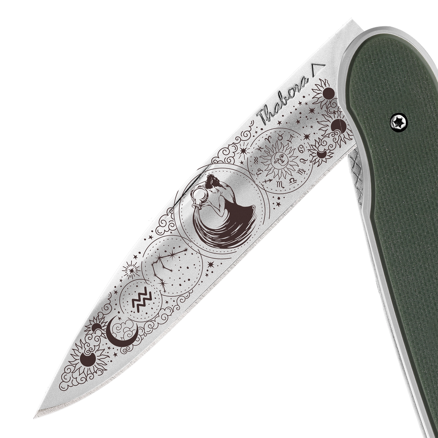 Couteau acier finition brillante plaquette pleine résine g10 kaki motif «zodiaque verseau»