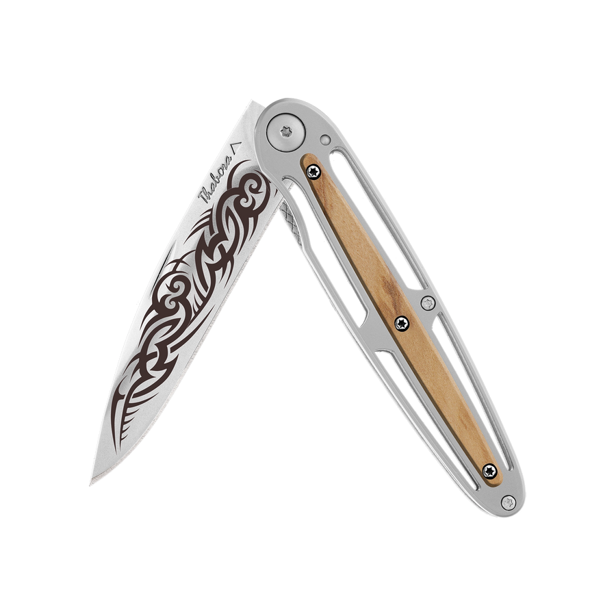 Couteau acier finition brillante plaquette centrale bois clair motif «tribal gothique»