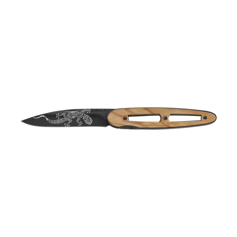 Couteau acier finition titane noir plaquette ajourée bois clair motif «salamandre tribale»