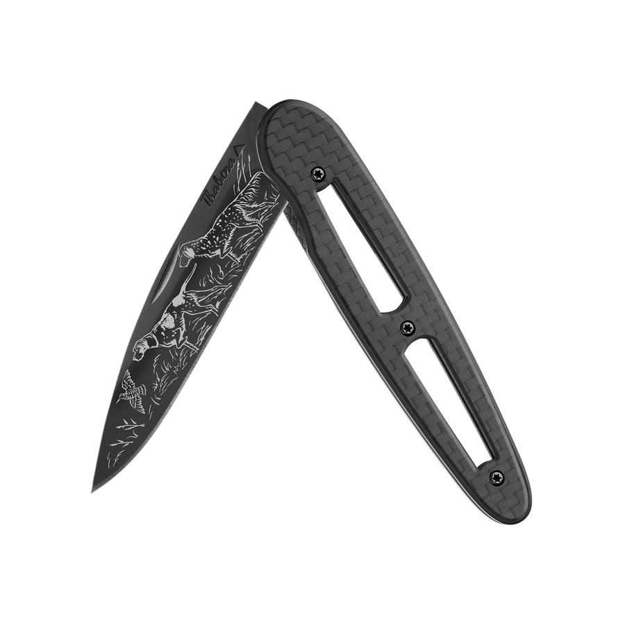 Couteau acier finition titane noir plaquette ajourée carbone motif «chiens d'arrêt»
