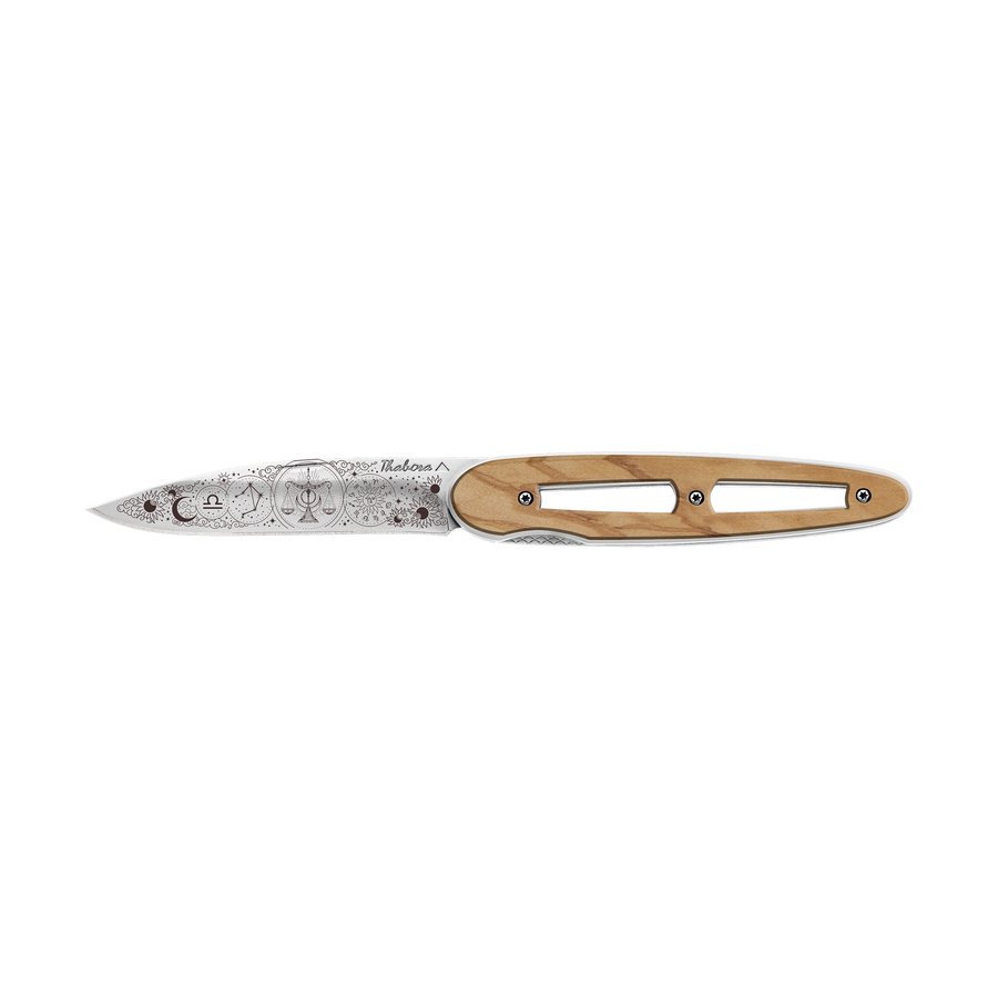 Couteau acier finition brillante plaquette ajourée bois clair motif «zodiaque balance»