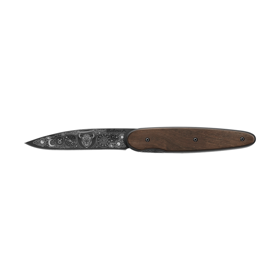 Couteau acier finition titane noir plaquette pleine bois foncé motif «zodiaque taureau»
