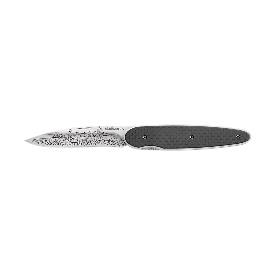 Couteau acier finition brillante plaquette pleine carbone motif «chevreuil»