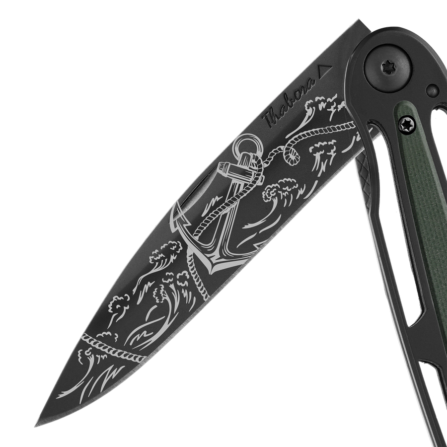 Couteau acier finition titane noir plaquette centrale résine g10 kaki motif «ancre»