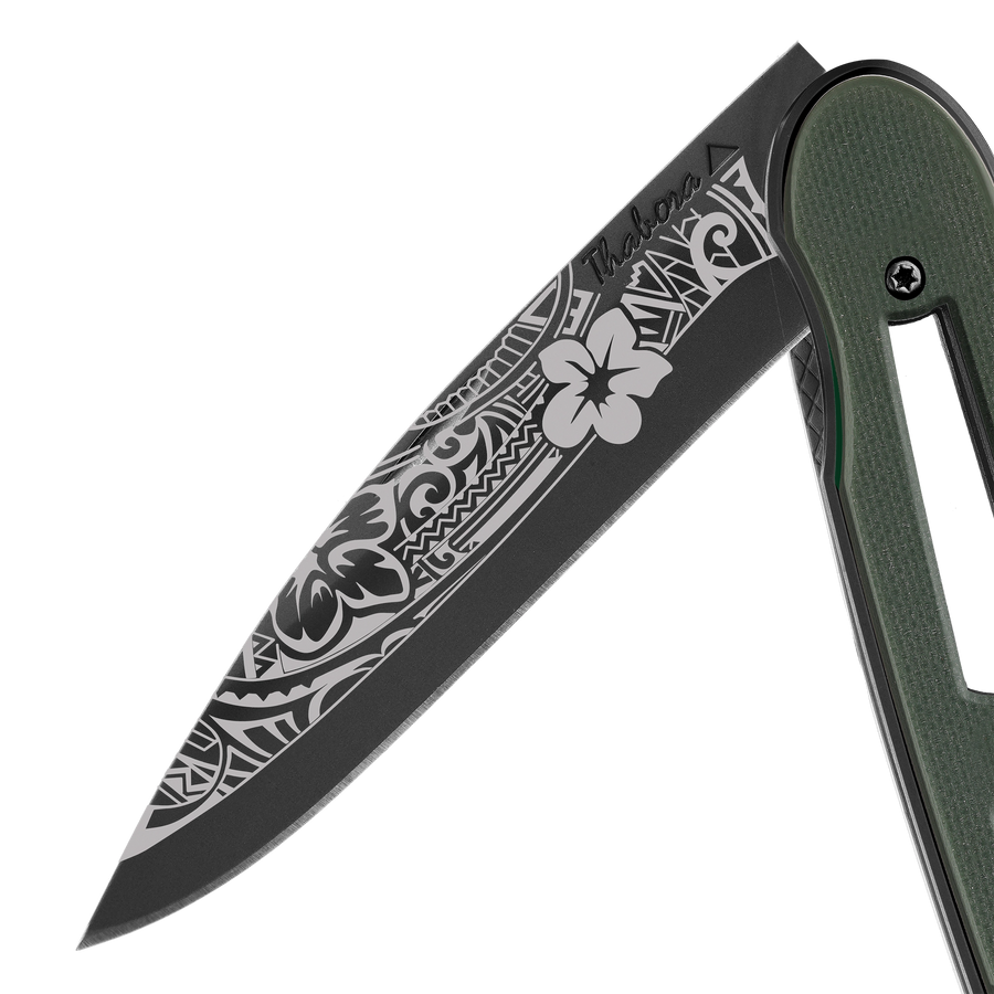 Couteau acier finition titane noir plaquette ajourée résine g10 kaki motif «polynésien»