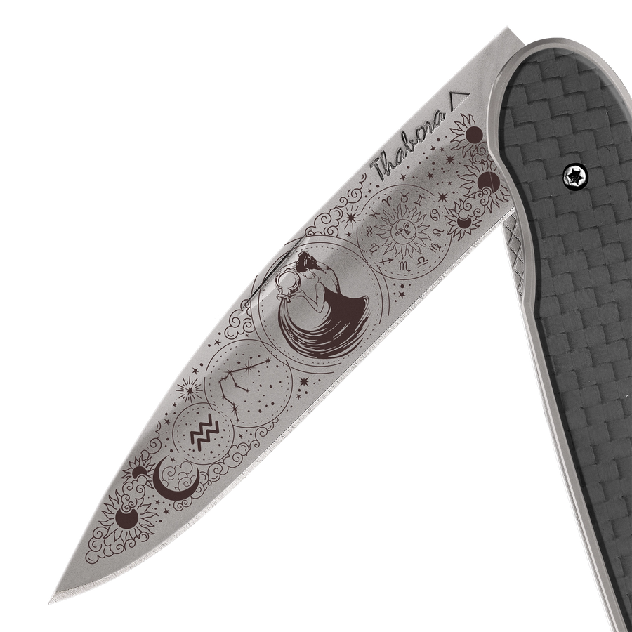 Couteau acier finition titane gris plaquette pleine carbone motif «zodiaque verseau»