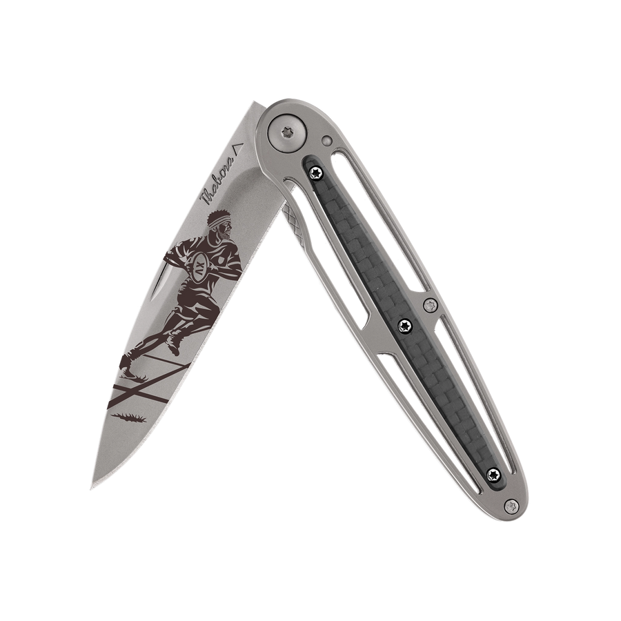 Couteau acier finition titane gris plaquette centrale carbone motif «rugbyman»