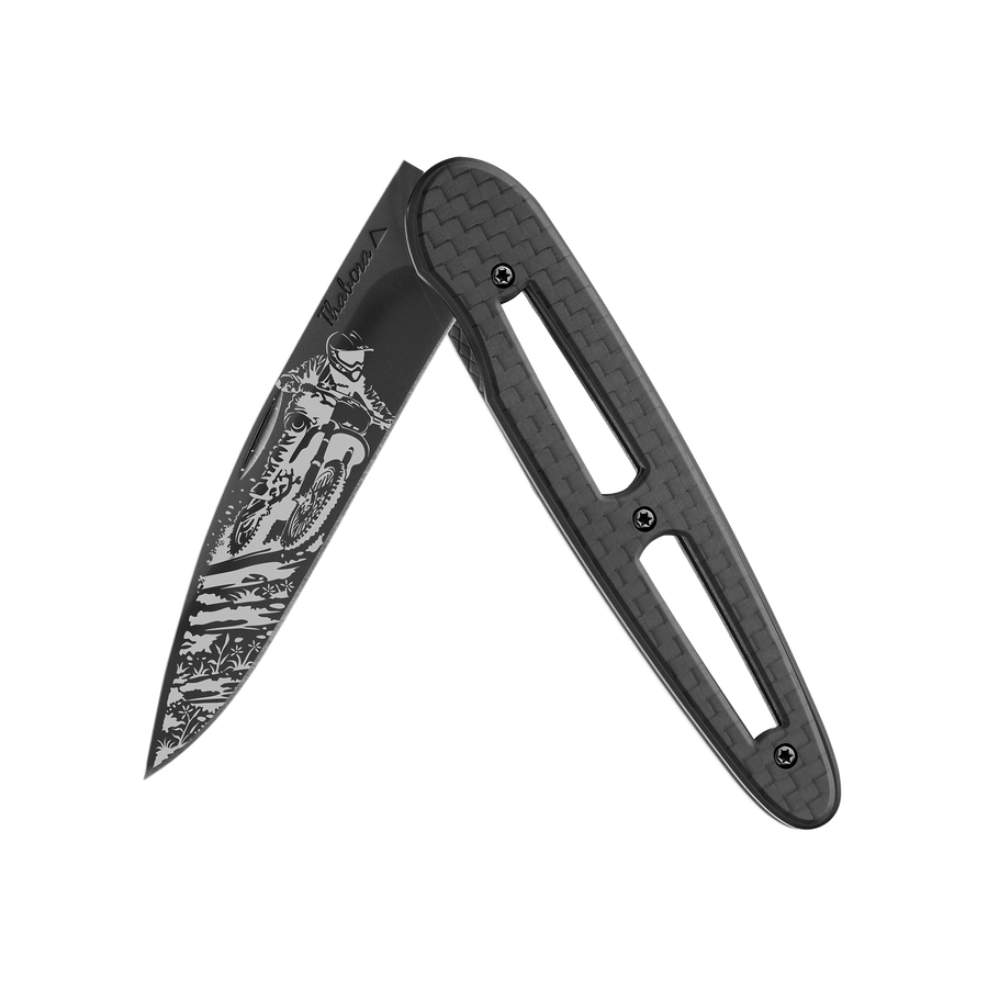 Couteau acier finition titane noir plaquette ajourée carbone motif «motocross»