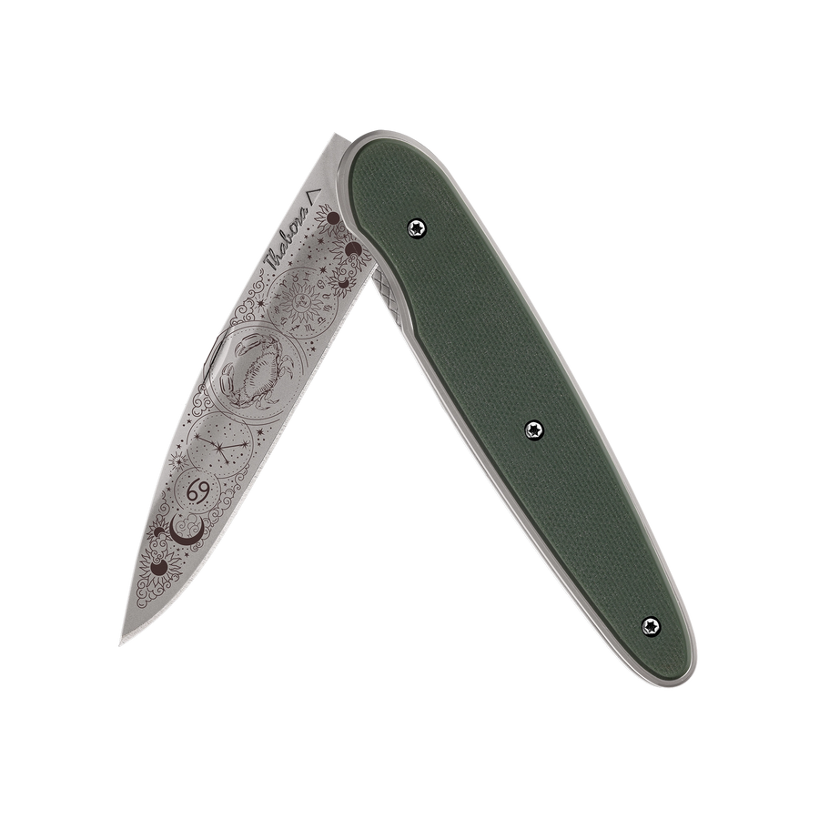 Couteau acier finition titane gris plaquette pleine résine g10 kaki motif «zodiaque cancer»