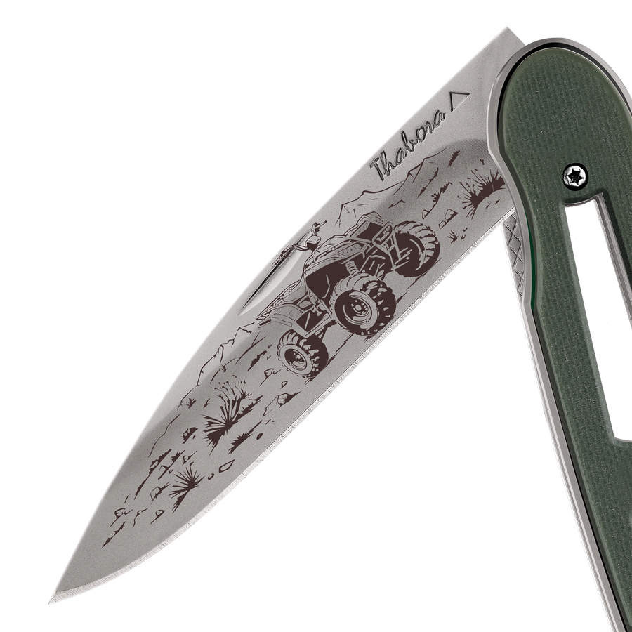 Couteau acier finition titane gris plaquette ajourée résine g10 kaki motif «quad»
