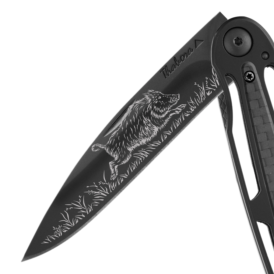 Couteau acier finition titane noir plaquette centrale carbone motif «sanglier»