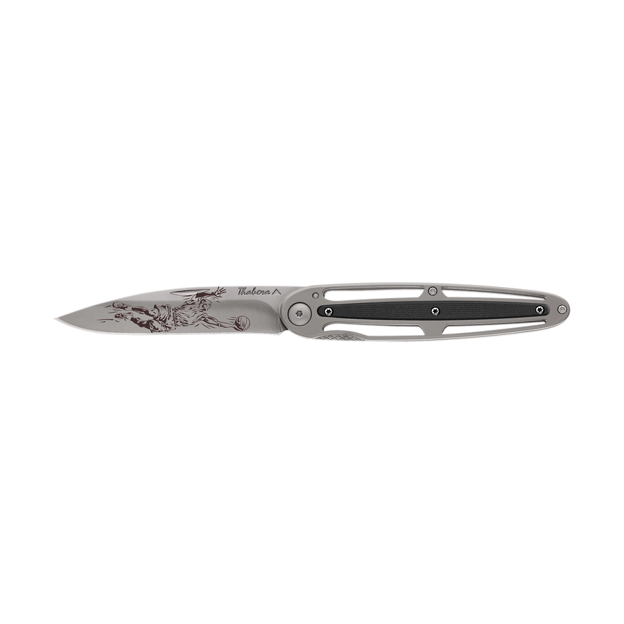 Couteau acier finition titane gris plaquette centrale résine g10 noir motif «basketteur»