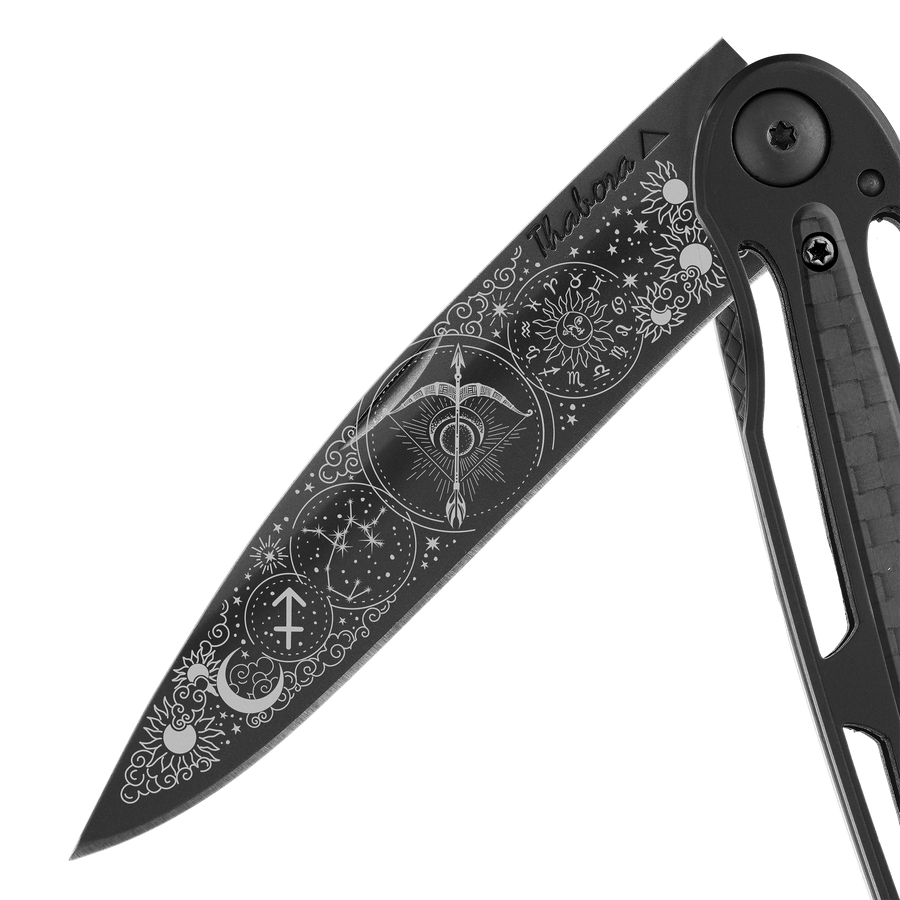 Couteau acier finition titane noir plaquette centrale carbone motif «zodiaque sagittaire»