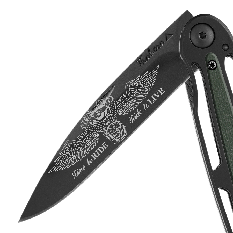 Couteau acier finition titane noir plaquette centrale résine g10 kaki motif «biker ailes»