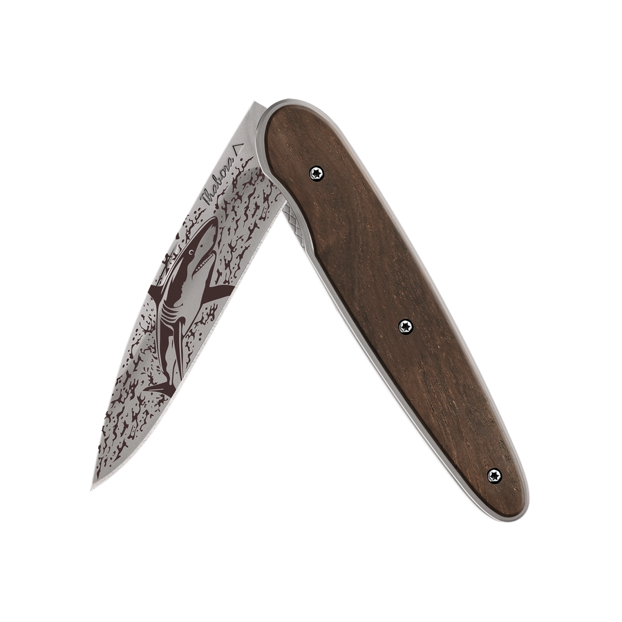 Couteau acier finition titane gris plaquette pleine bois foncé motif «requin»