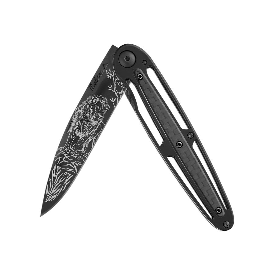 Couteau acier finition titane noir plaquette centrale carbone motif «lion»