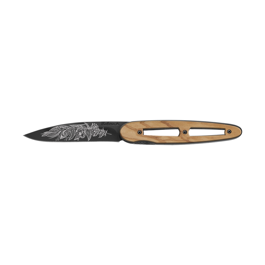 Couteau acier finition titane noir plaquette ajourée bois clair motif «plume polynesienne»