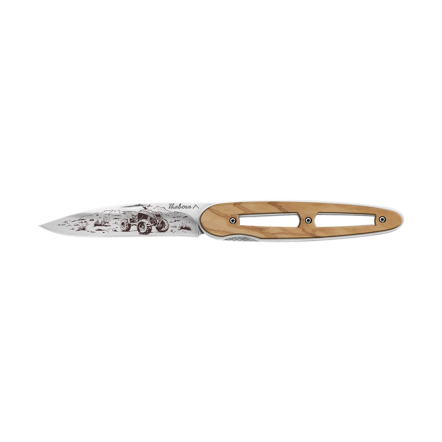 Couteau acier finition brillante plaquette ajourée bois clair motif «quad»