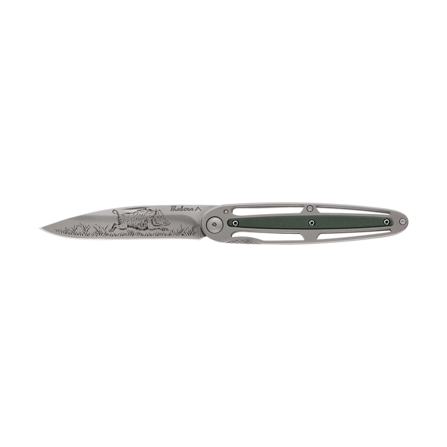 Couteau acier finition titane gris plaquette centrale résine g10 kaki motif «sanglier»
