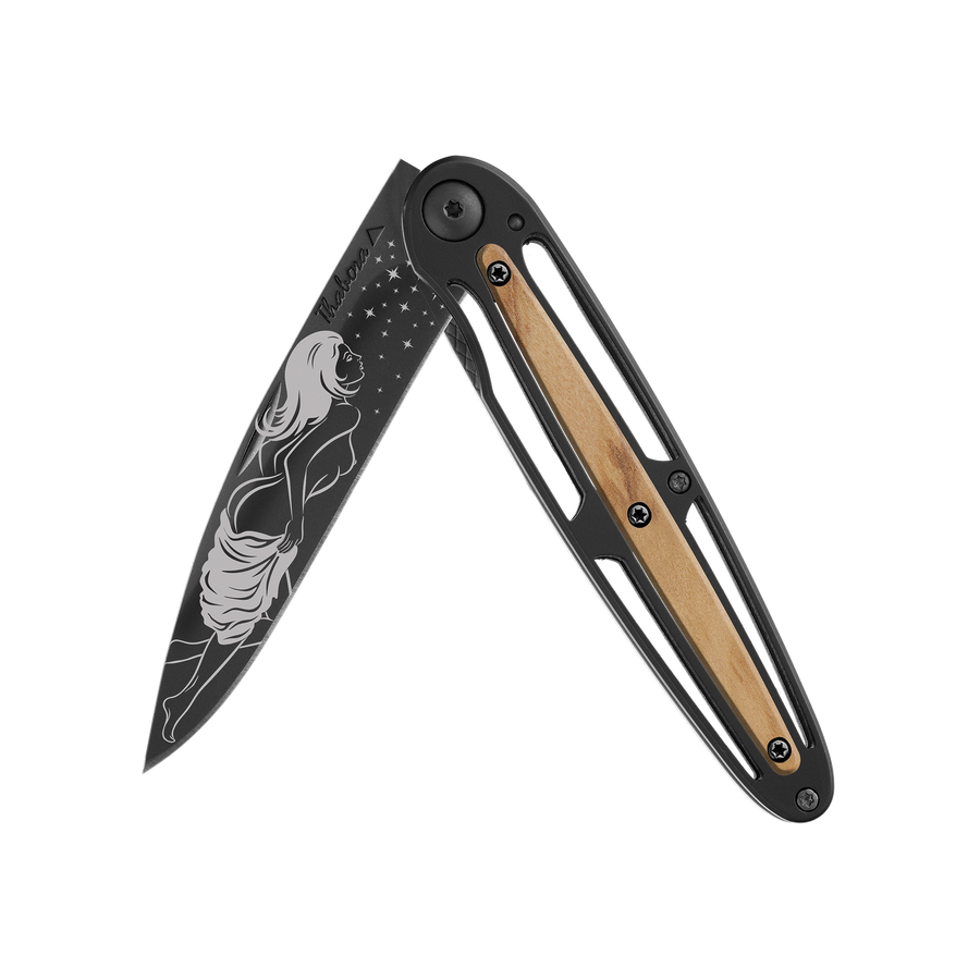 Couteau acier finition titane noir plaquette centrale bois clair motif «femme dénudée»