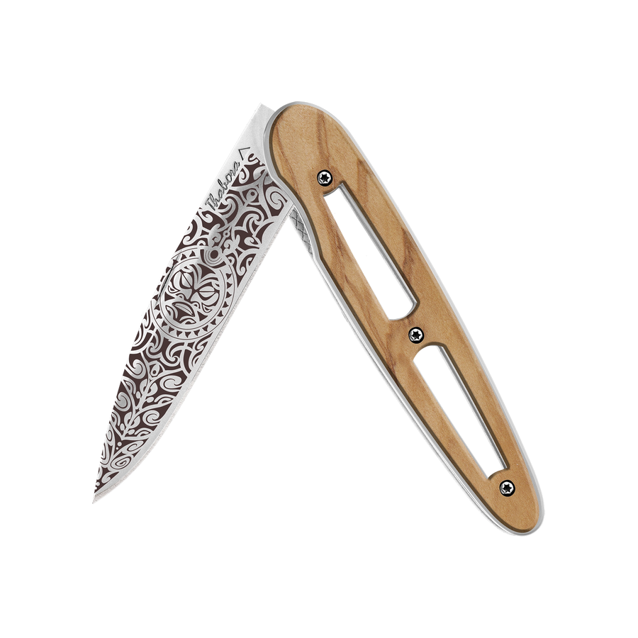Couteau acier finition brillante plaquette ajourée bois clair motif «tiki»