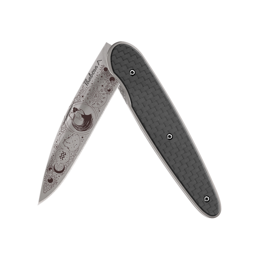 Couteau acier finition titane gris plaquette pleine carbone motif «zodiaque verseau»