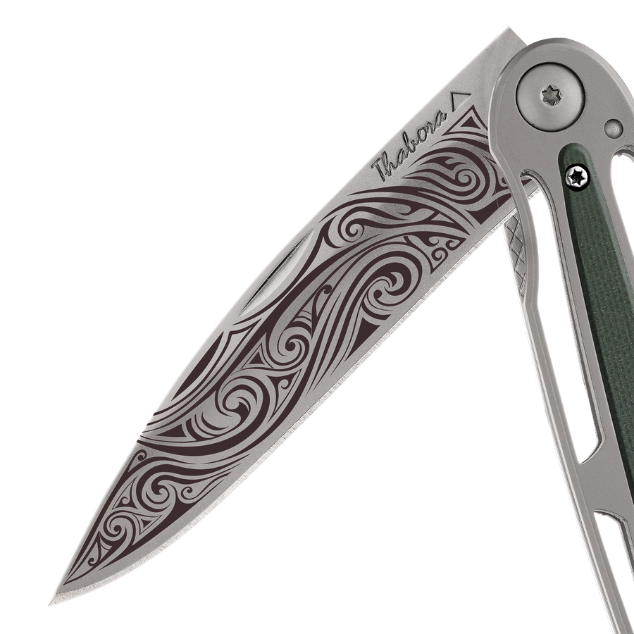 Couteau acier finition titane gris plaquette centrale résine g10 kaki motif «volutes»