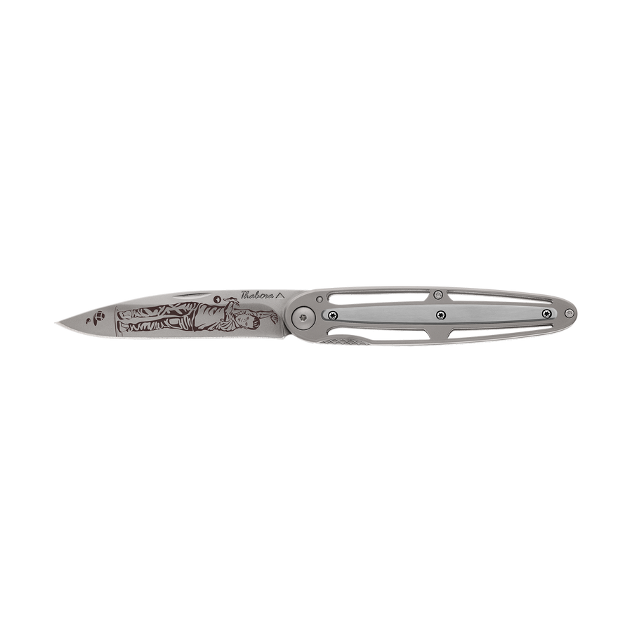 Couteau acier finition titane gris plaquette centrale acier brossé motif «pétanque»