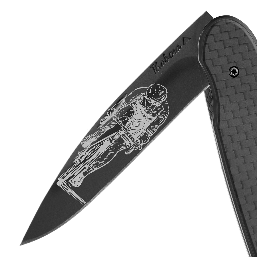 Couteau acier finition titane noir plaquette pleine carbone motif «cycliste»
