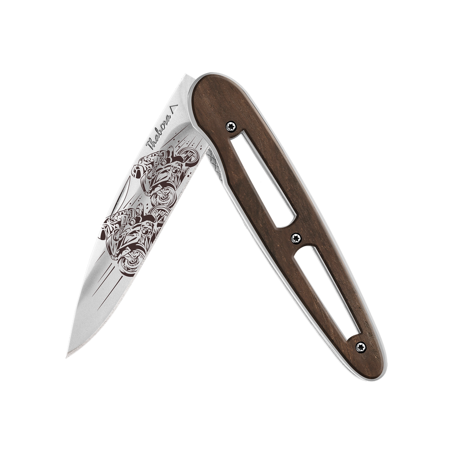 Couteau acier finition brillante plaquette ajourée bois foncé motif «motos de course»