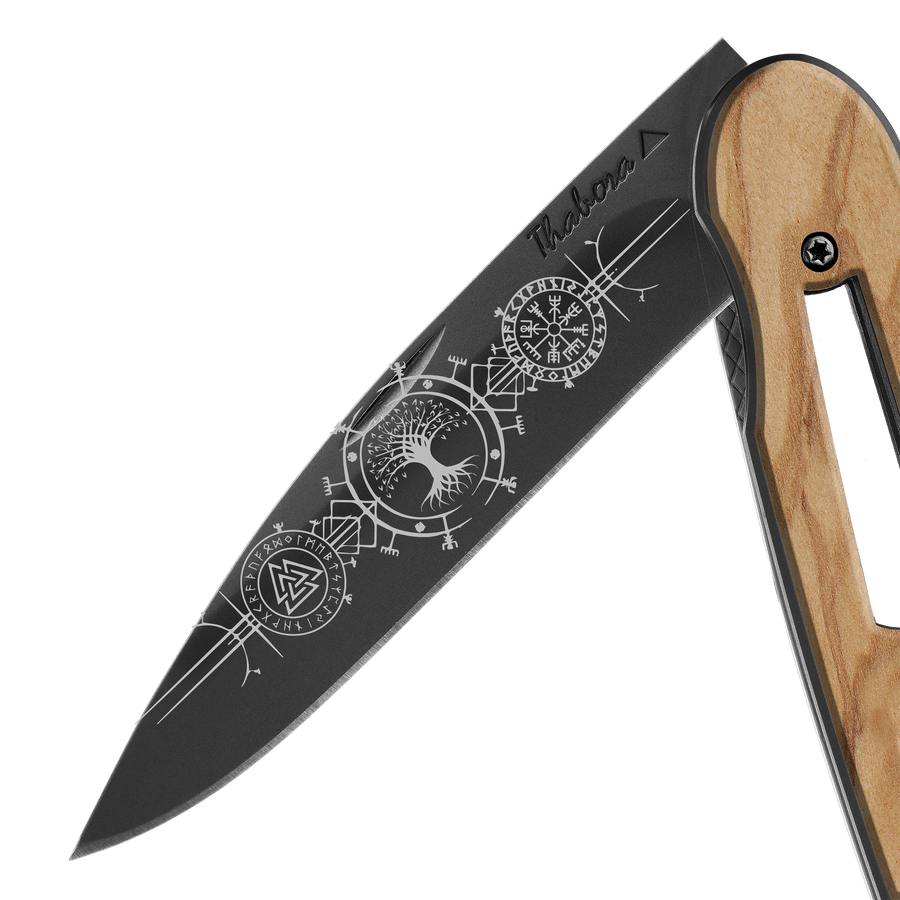 Couteau acier finition titane noir plaquette ajourée bois clair motif «runes viking»