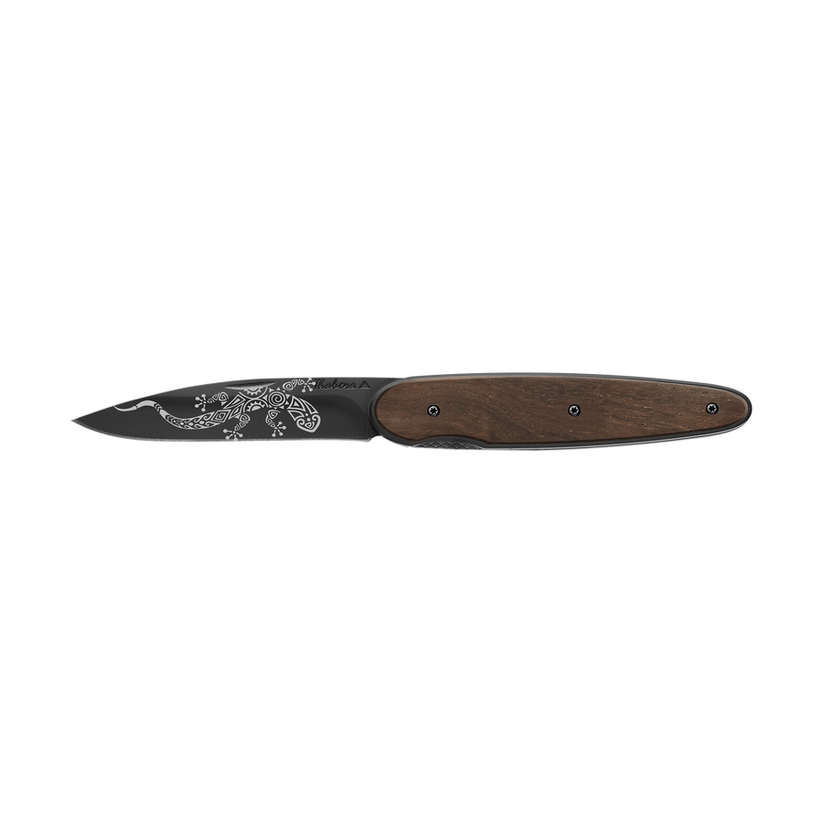 Couteau acier finition titane noir plaquette pleine bois foncé motif «salamandre tribale»