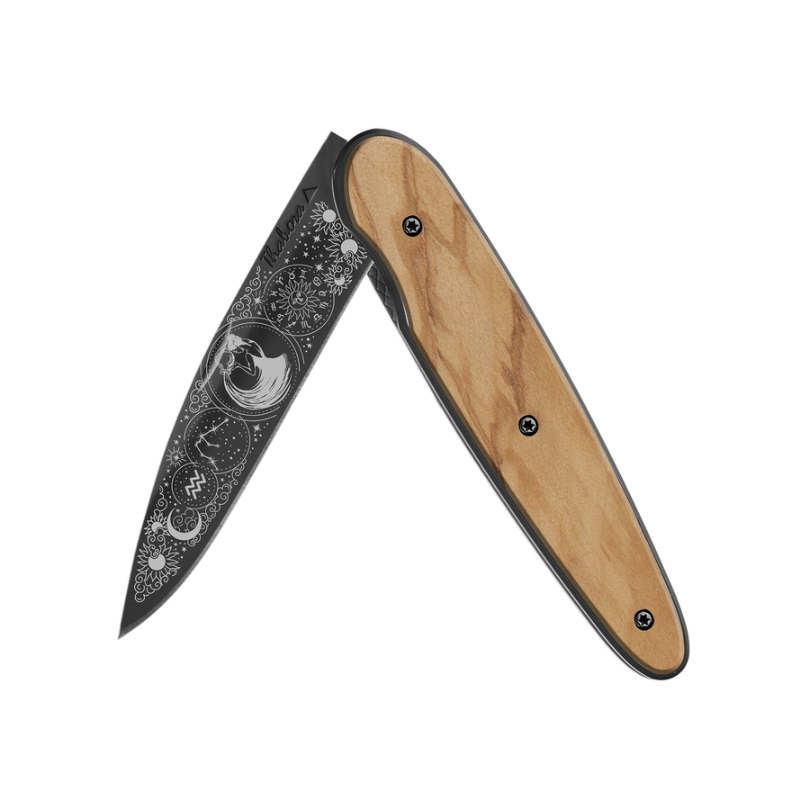 Couteau acier finition titane noir plaquette pleine bois clair motif «zodiaque verseau»