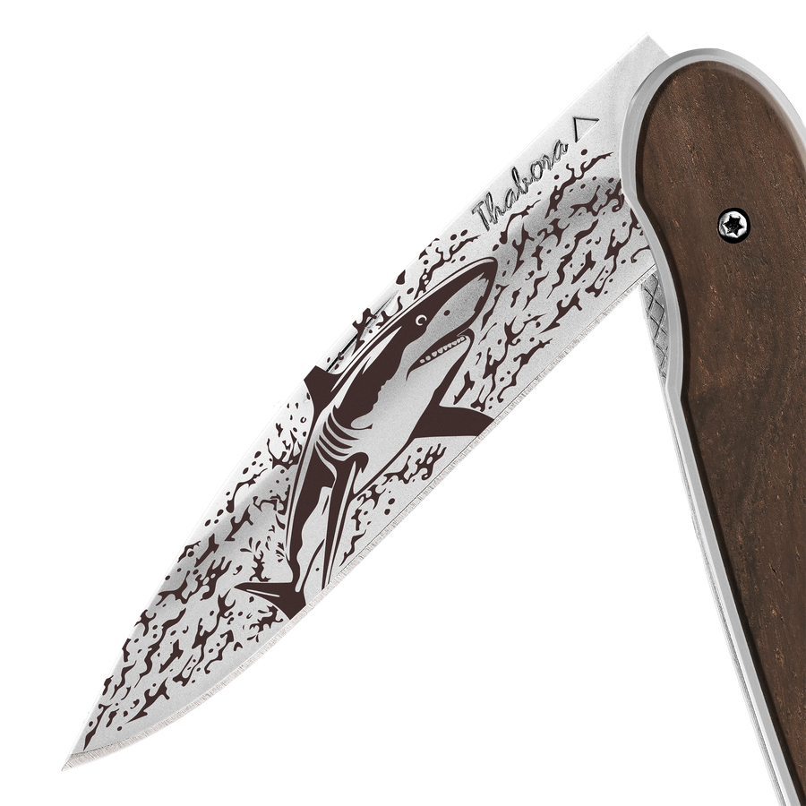 Couteau acier finition brillante plaquette pleine bois foncé motif «requin»