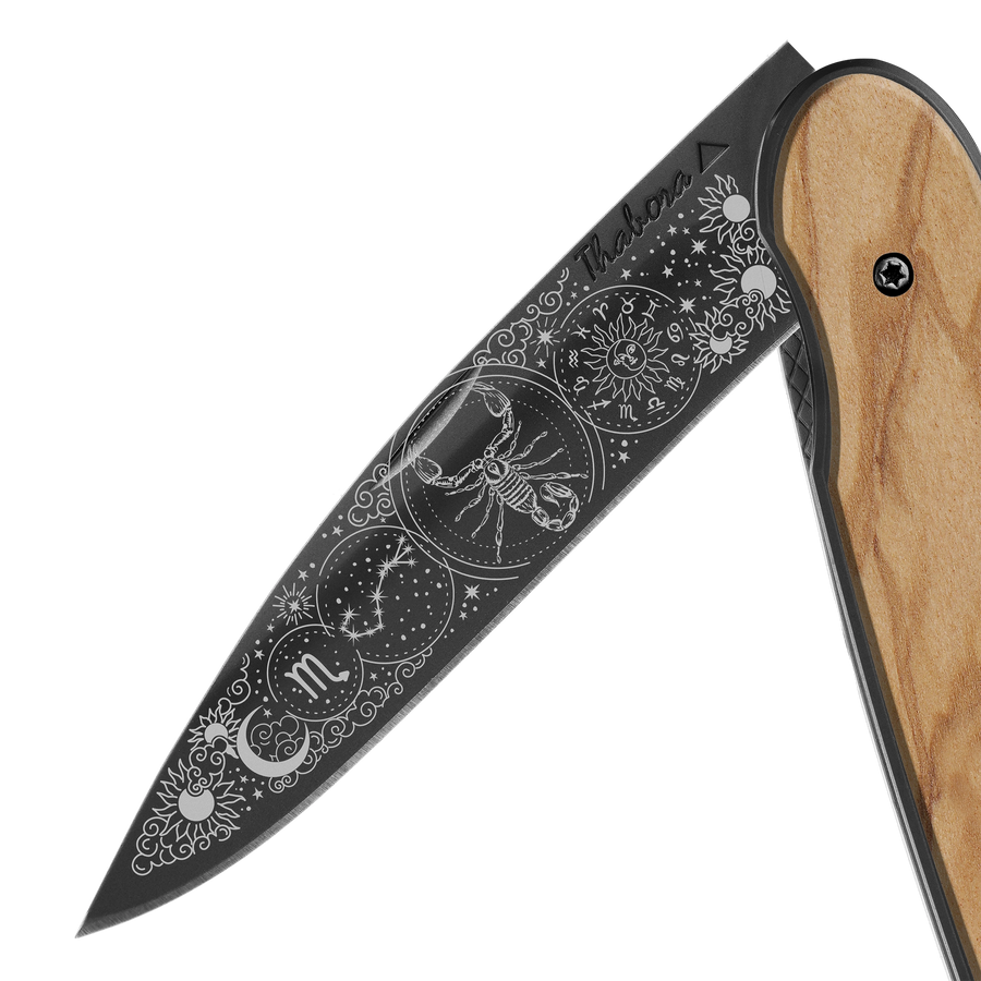 Couteau acier finition titane noir plaquette pleine bois clair motif «zodiaque scorpion»