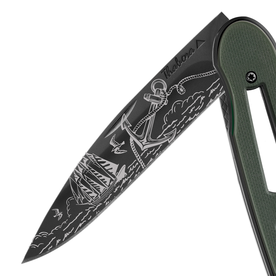 Couteau acier finition titane noir plaquette ajourée résine g10 kaki motif «océan»