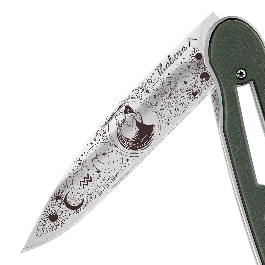 Couteau acier finition brillante plaquette ajourée résine g10 kaki motif «zodiaque verseau»