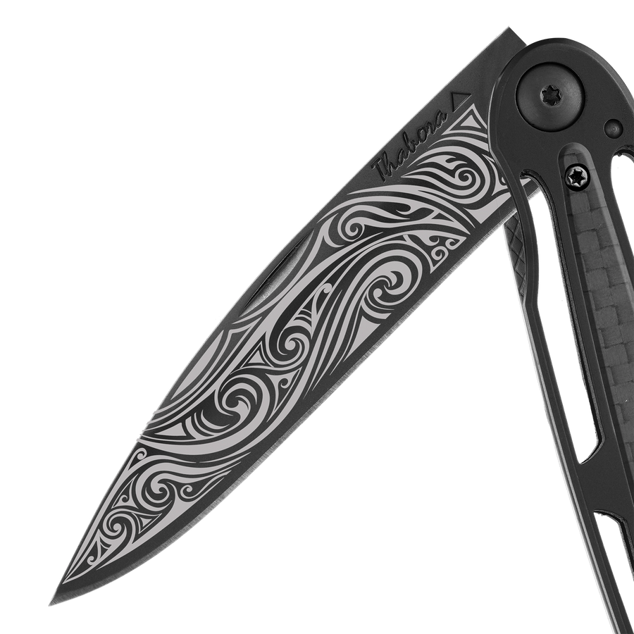Couteau acier finition titane noir plaquette centrale carbone motif «volutes»