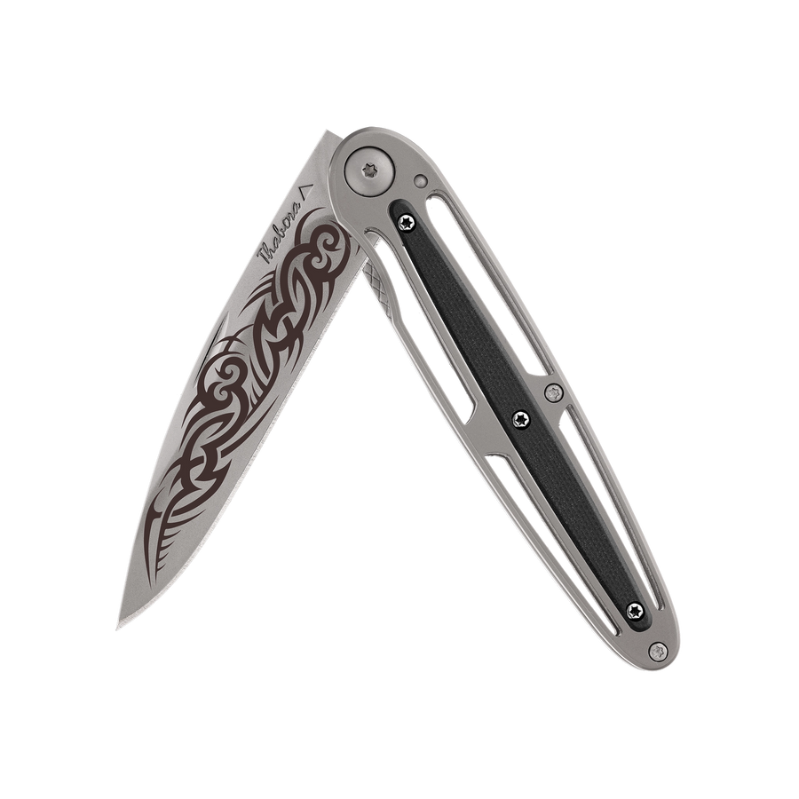 Couteau acier finition titane gris plaquette centrale résine g10 noir motif «tribal gothique»