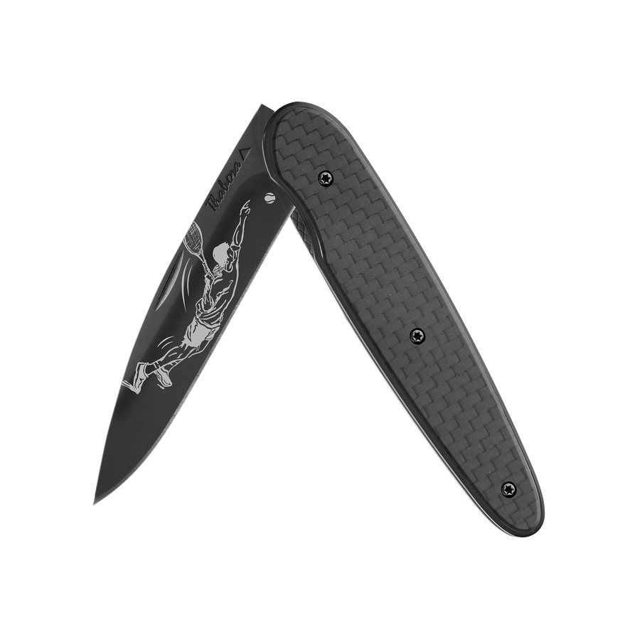 Couteau acier finition titane noir plaquette pleine carbone motif «tennisman»