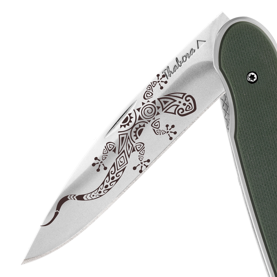 Couteau acier finition brillante plaquette pleine résine g10 kaki motif «salamandre tribale»