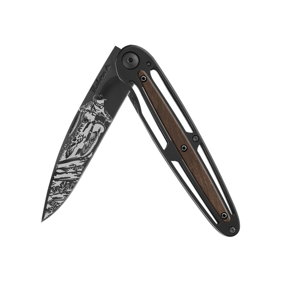 Couteau acier finition titane noir plaquette centrale bois foncé motif «motocross»