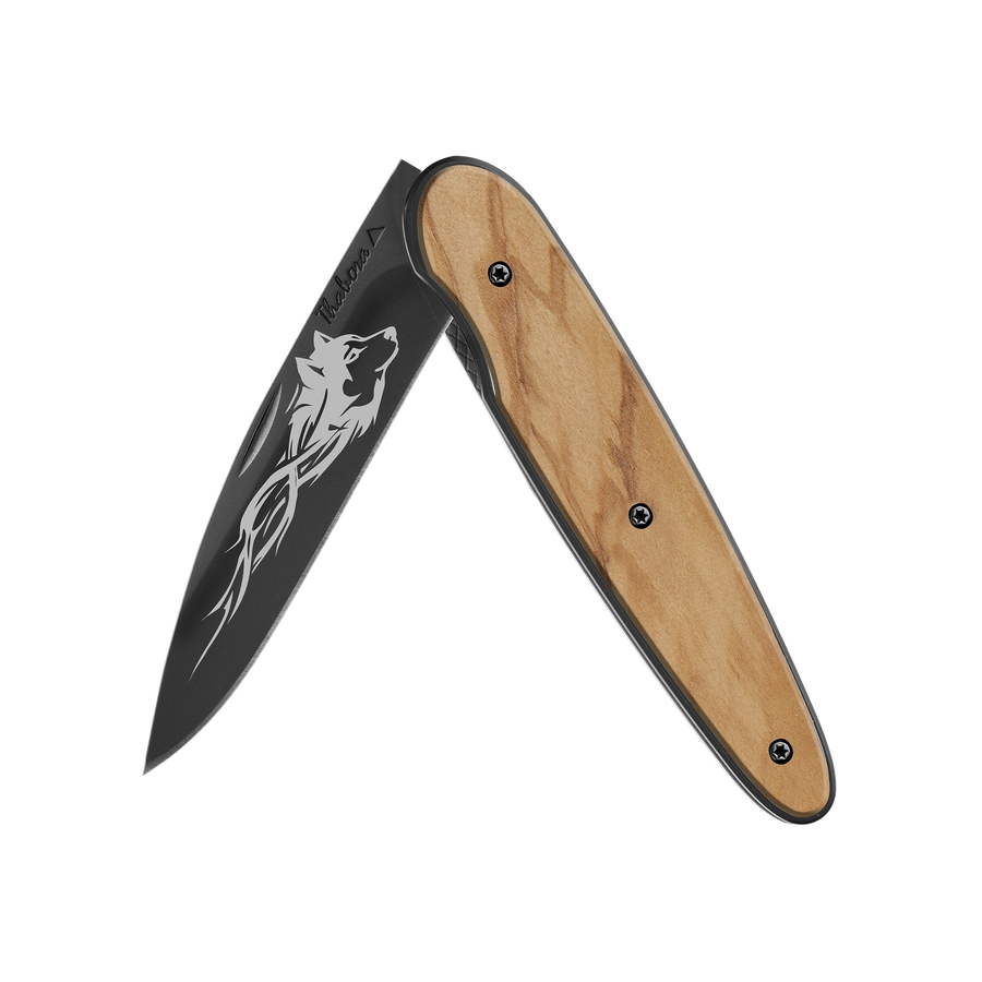 Couteau acier finition titane noir plaquette pleine bois clair motif «loup tribal»