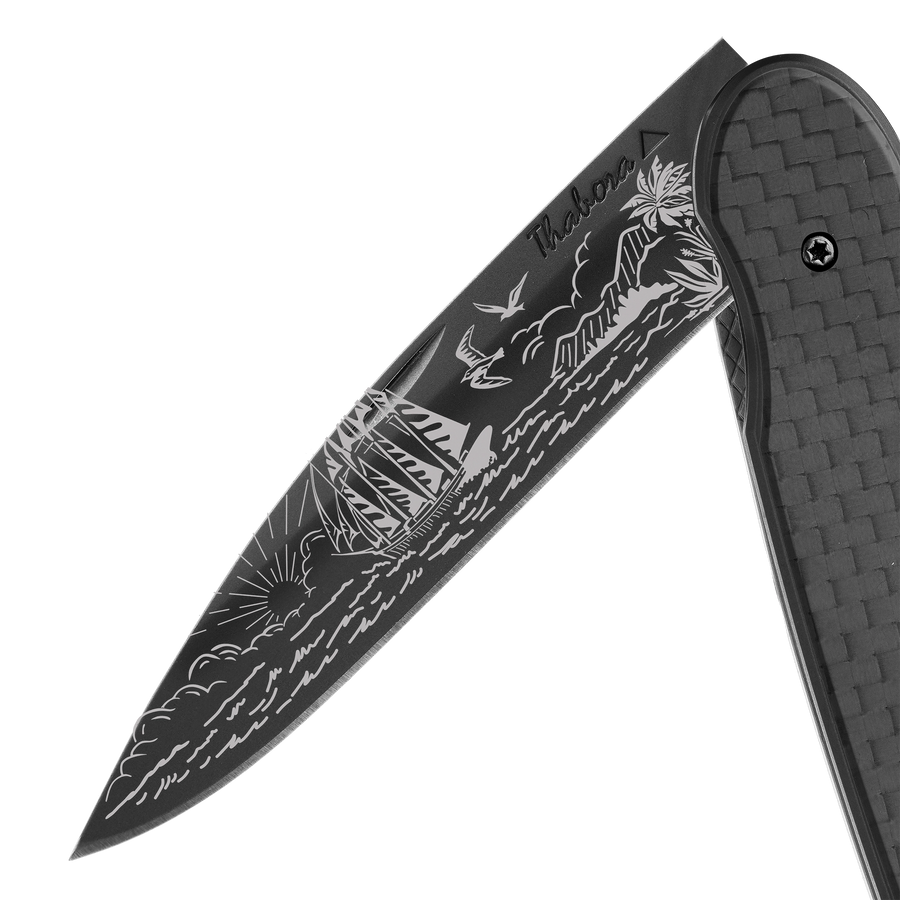 Couteau acier finition titane noir plaquette pleine carbone motif «voilier»