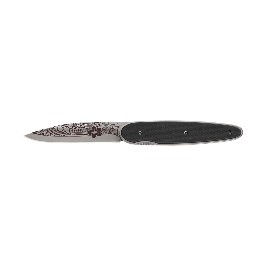 Couteau acier finition titane gris plaquette pleine résine g10 noir motif «polynésien»