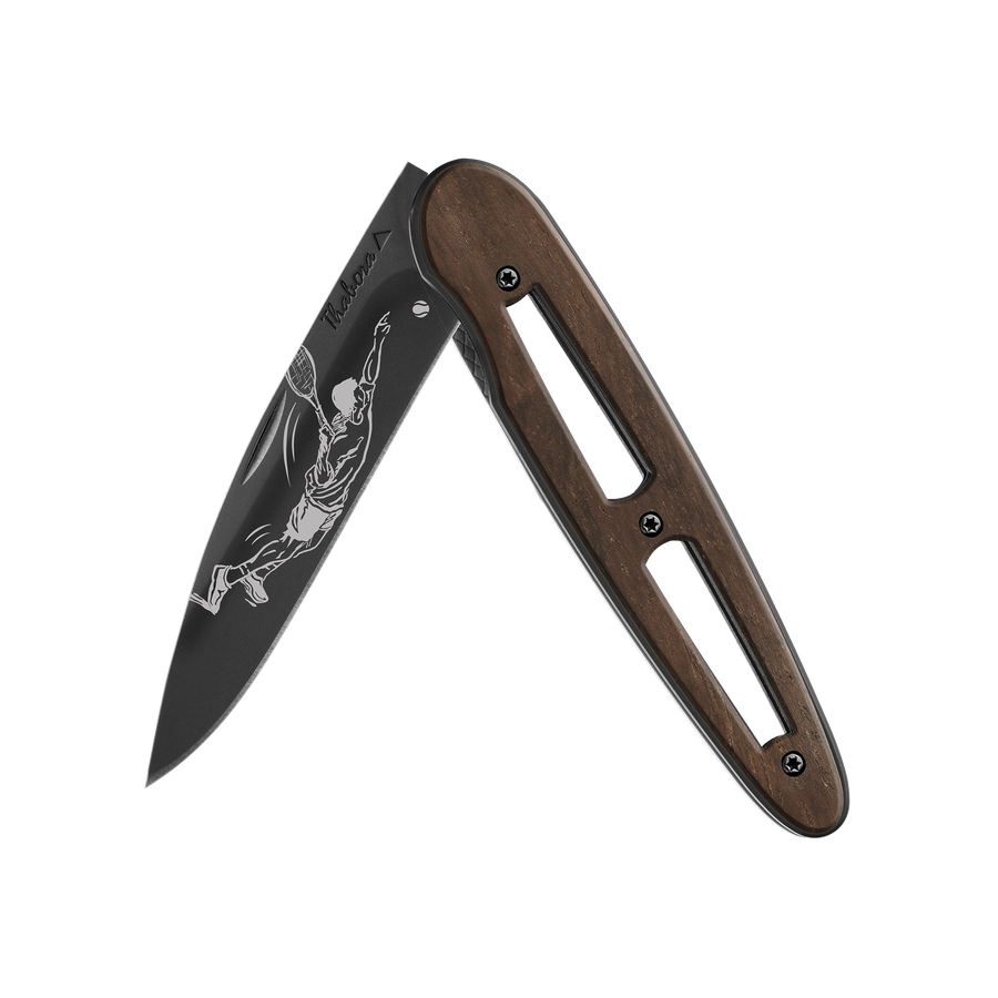 Couteau acier finition titane noir plaquette ajourée bois foncé motif «tennisman»