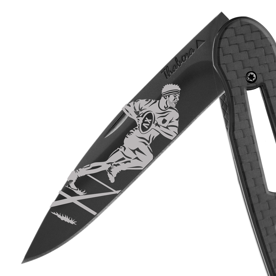 Couteau acier finition titane noir plaquette ajourée carbone motif «rugbyman»