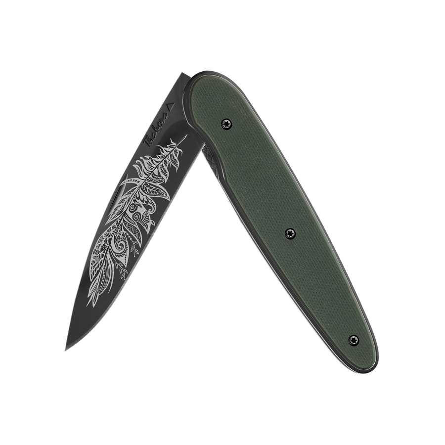 Couteau acier finition titane noir plaquette pleine résine g10 kaki motif «plume polynesienne»